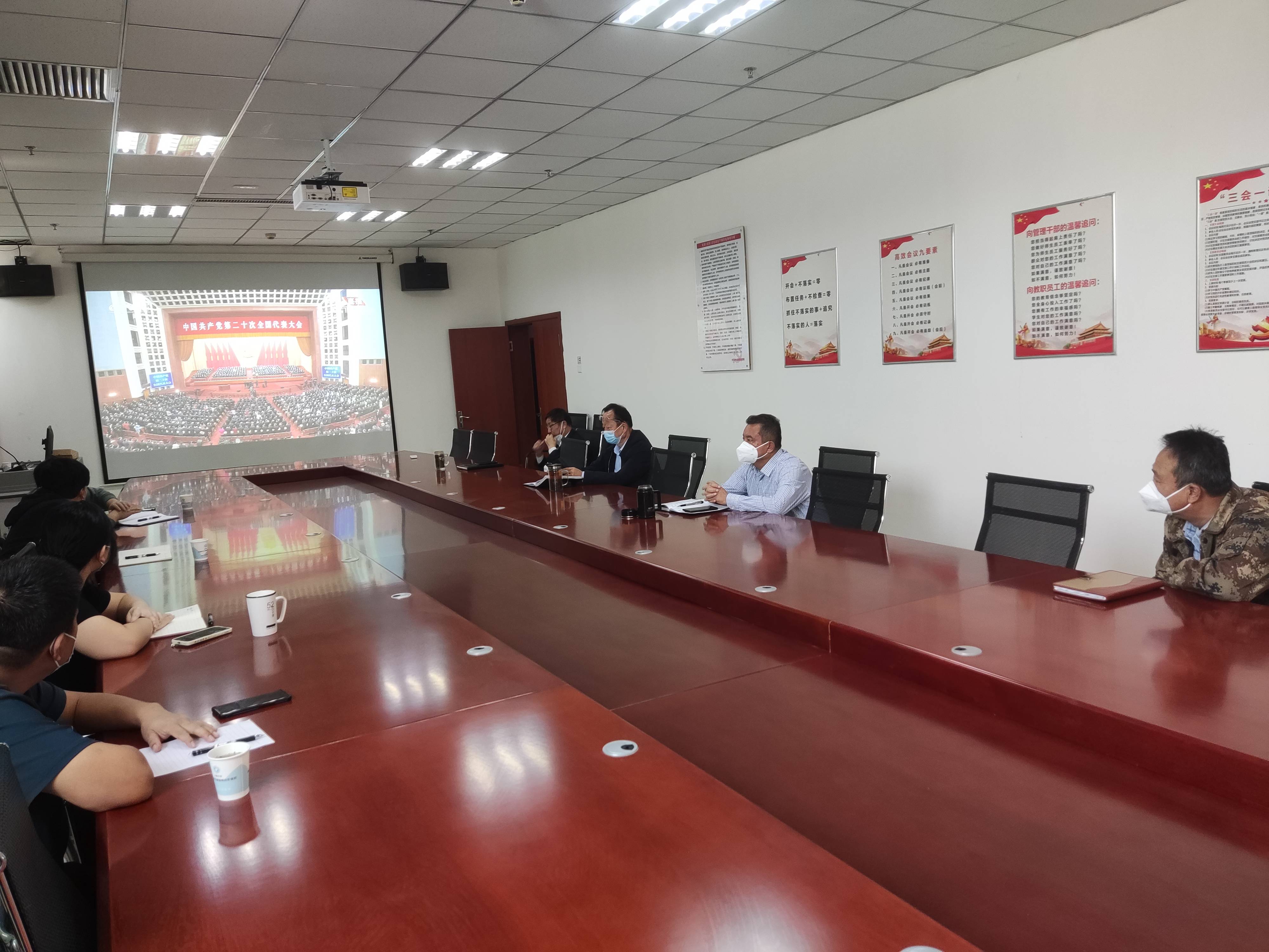 beat365正版唯一官网师生热切关注党的二十大开幕盛况 热议大会报告